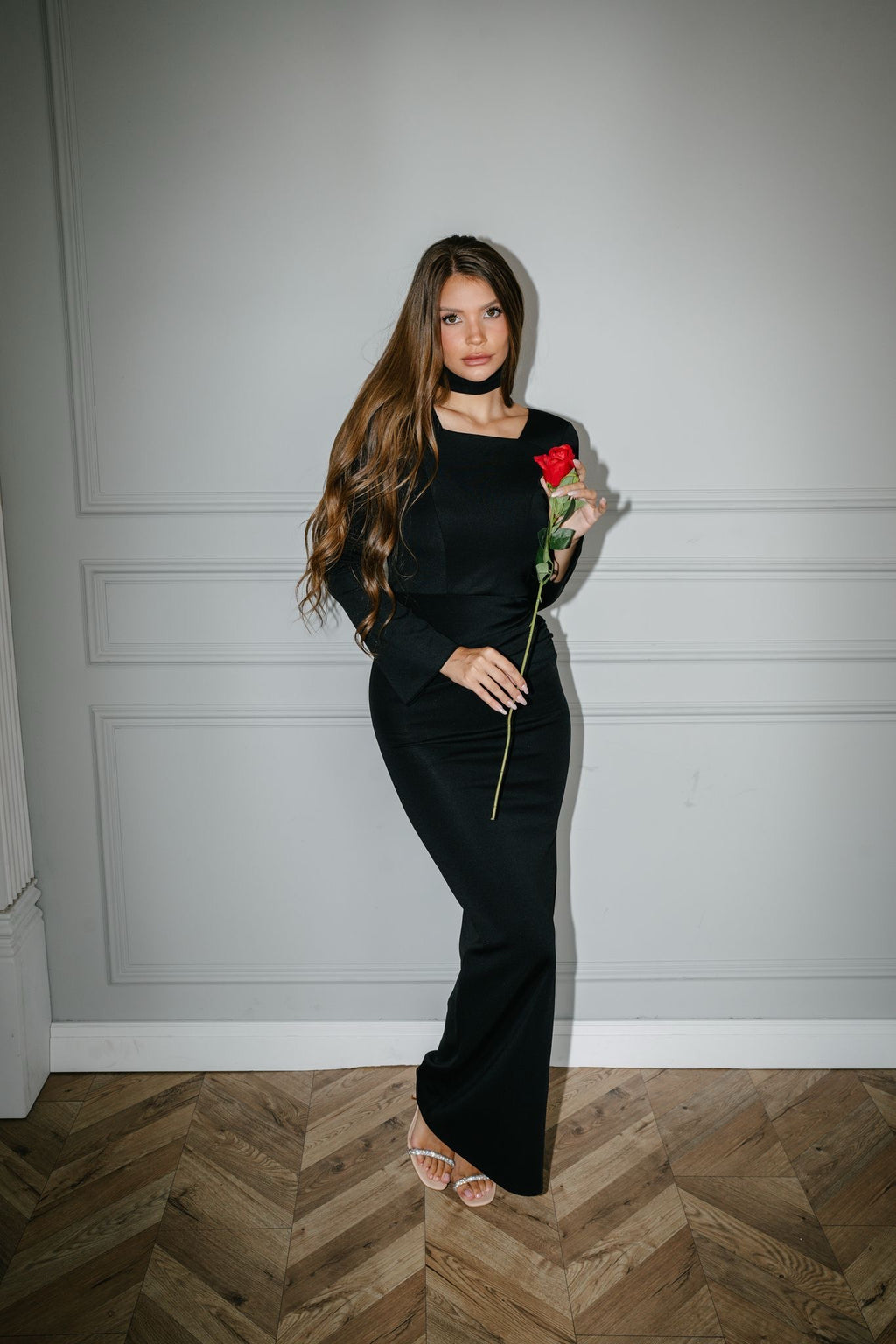 שמלת מקסי קולר צנועה ומחטבת | SLUXE - שחור