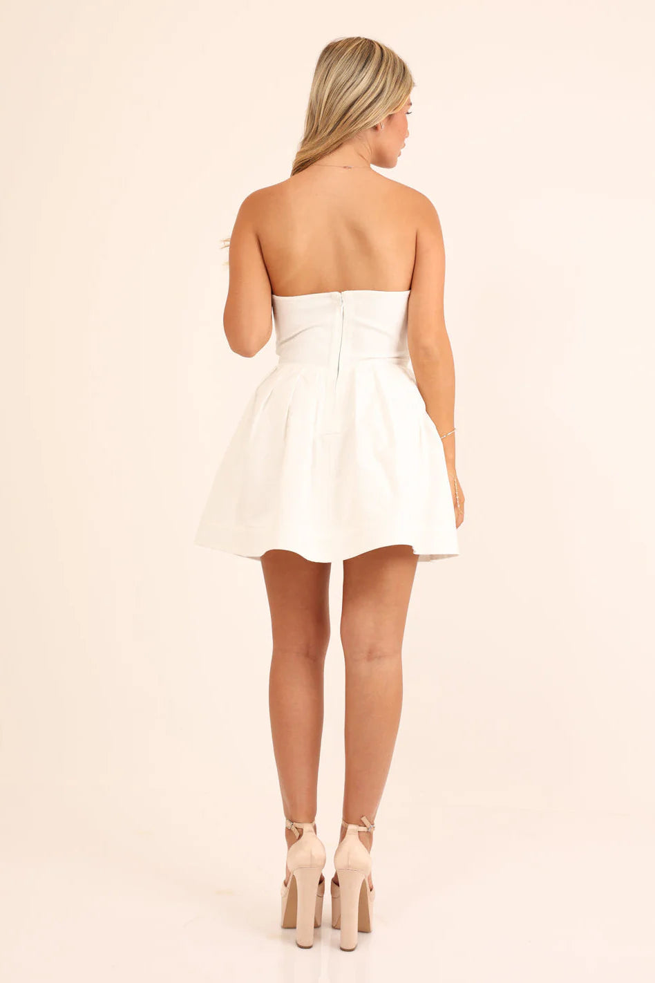 שמלת מיני סטרפלס עם גזרה מחמיאה וחצאית מתרחבת לבן