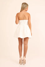 שמלת מיני סטרפלס עם גזרה מחמיאה וחצאית מתרחבת לבן