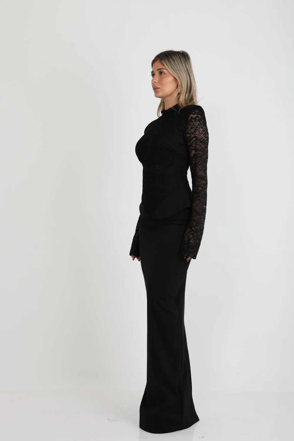 שמלה צנועה מבד לייקרה משולב תחרה שחורה מחטבת