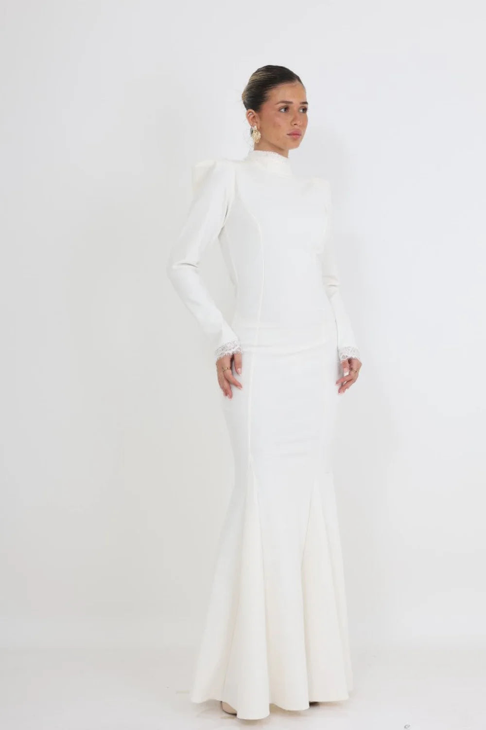 שמלת ערב צנועה מקסי בגזרה מחטבת לבן