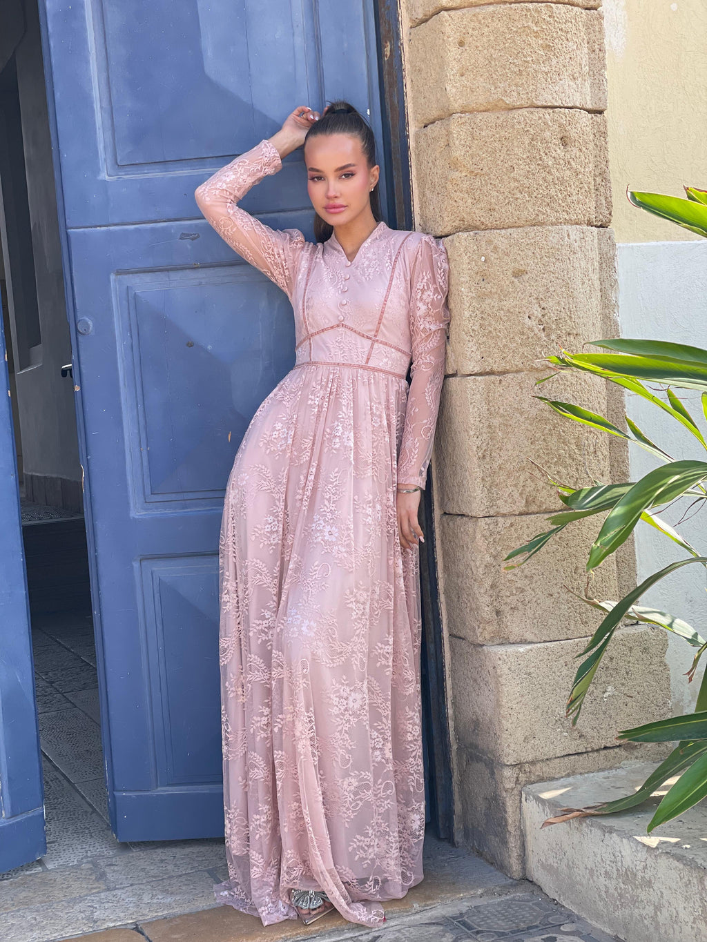 שמלת תחרה נשפכת עם צווארון וי  | SLUXE - ורוד