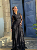 שמלת תחרה נשפכת עם צווארון וי  | SLUXE - שחור