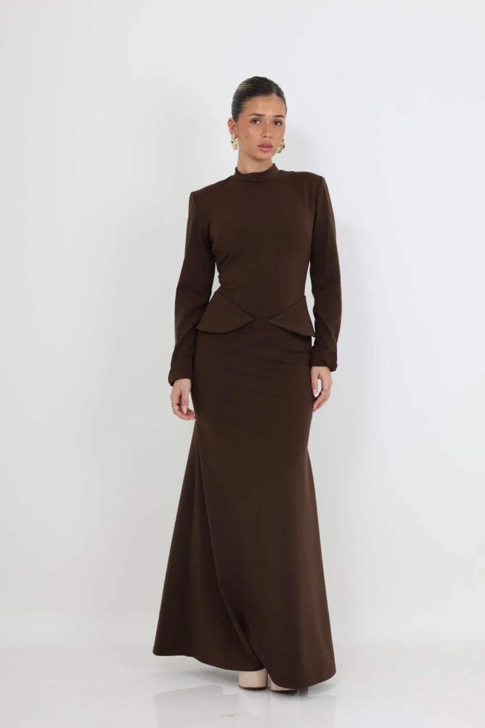 שמלת מקסי צנועה מחטבת לנשים | SLUXE - חום שוקלד