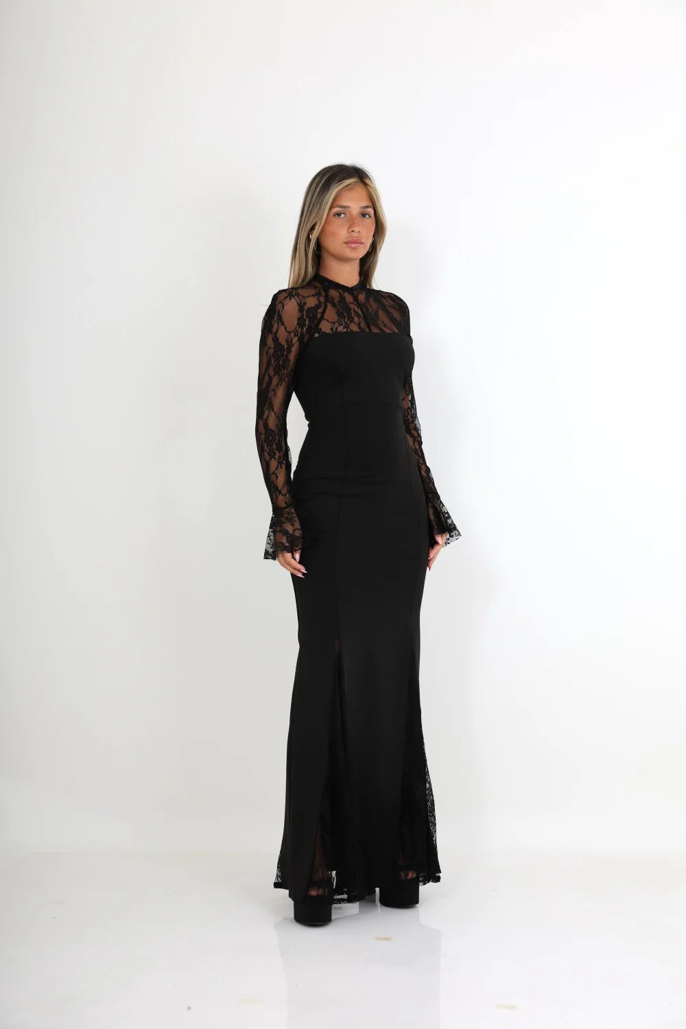 שמלה צנועה מחטבת ותחרה - שחורה