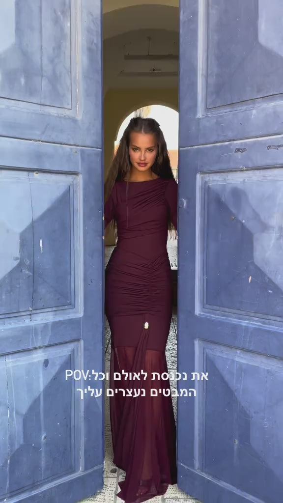 שמלה צנועה נשפכת עם כיווצים ועיטור