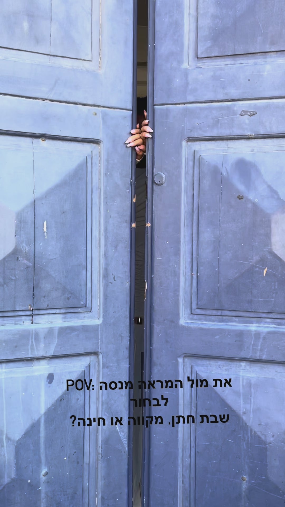 שמלה צנועה נשפכת עם כיווצים ועיטור