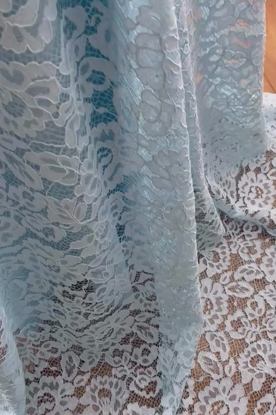 שמלת תחרה קרושה עם מחוך, חצאית רחבה וצווארון