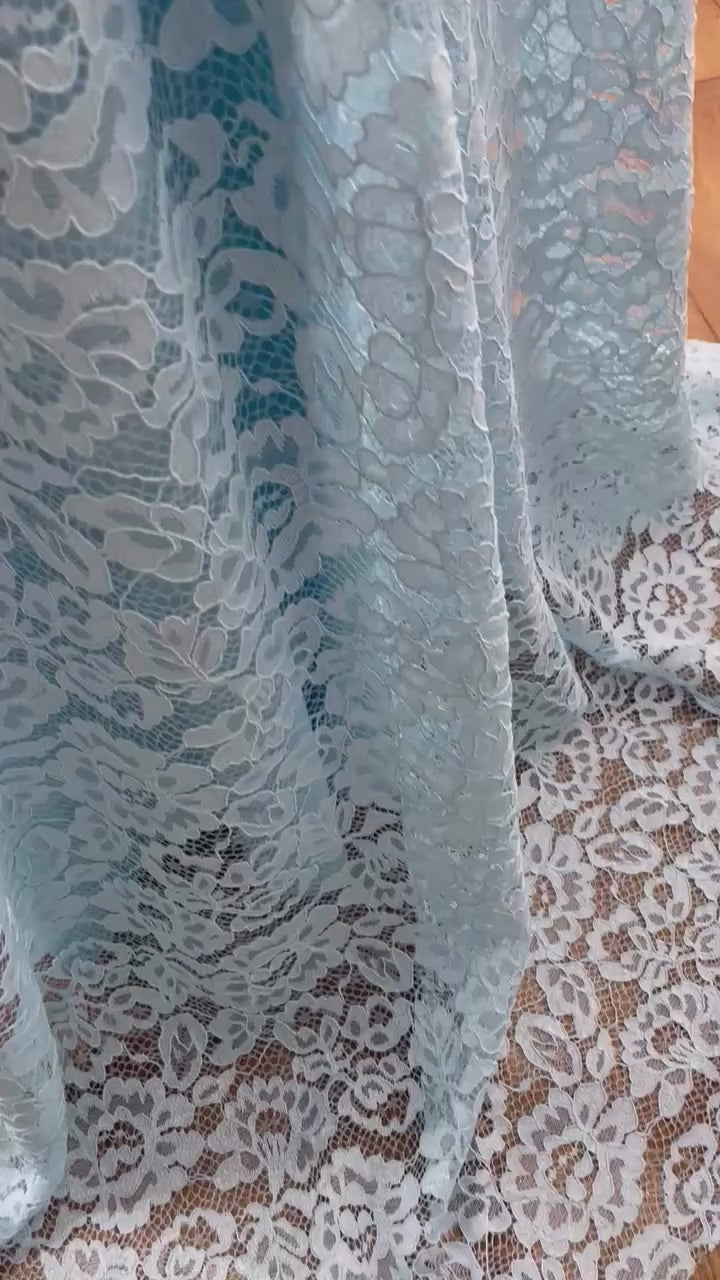 שמלת תחרה קרושה עם מחוך, חצאית רחבה וצווארון