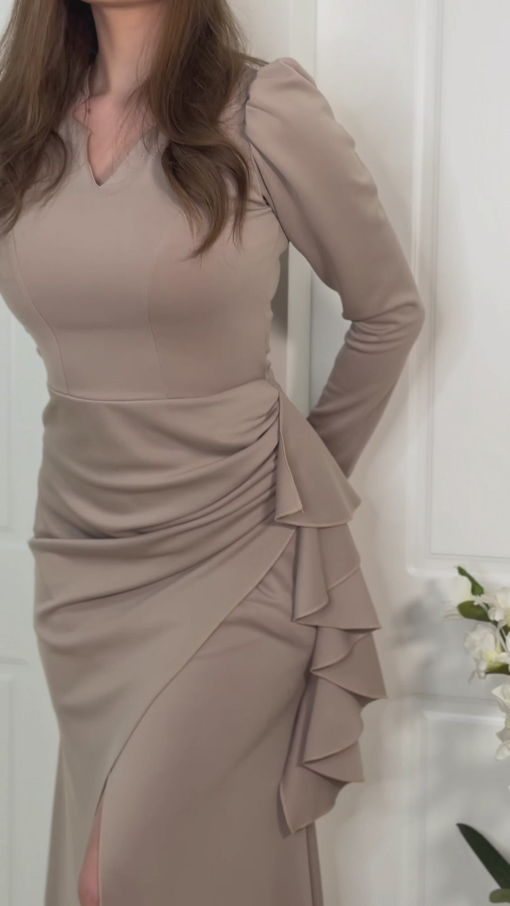 שמלת מקסי מחוייטת עם צאוורון מבד אלגנט ומחטב