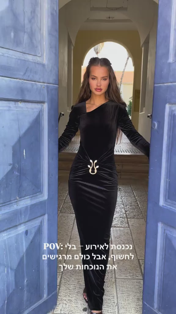 שמלת סטאן ואבזם צנועה