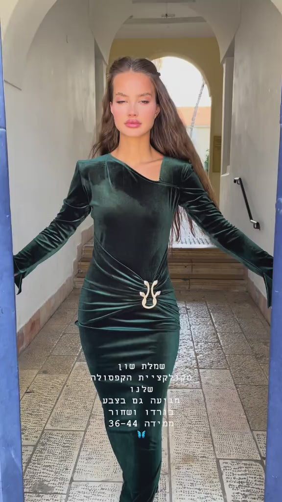 שמלת סטאן ואבזם צנועה