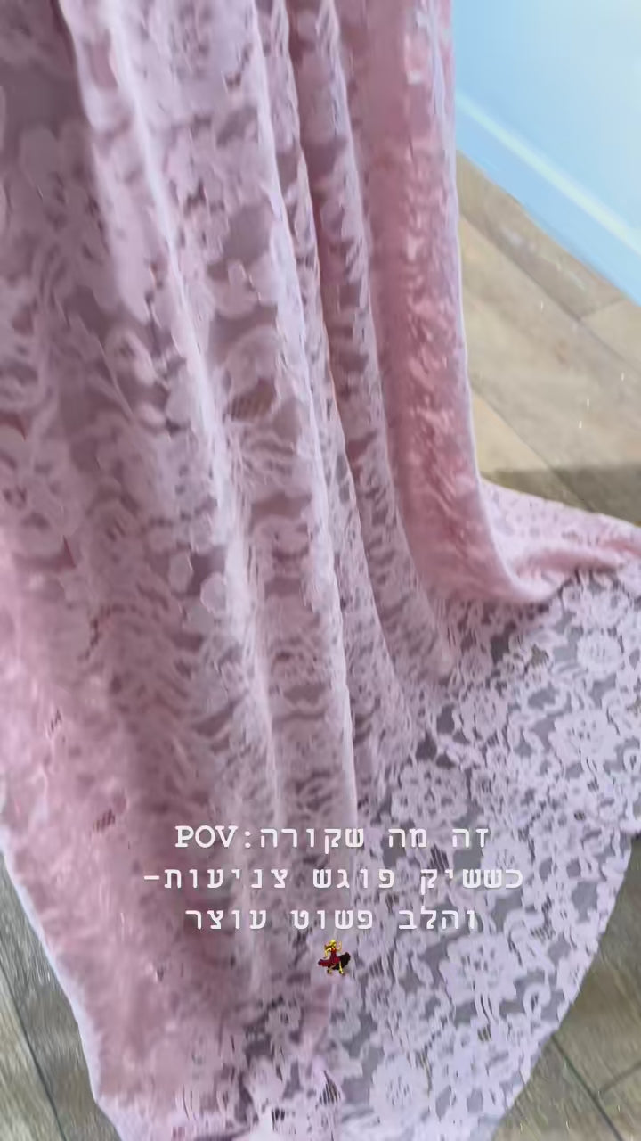 שמלת תחרה קרושה עם מחוך, חצאית רחבה וצווארון