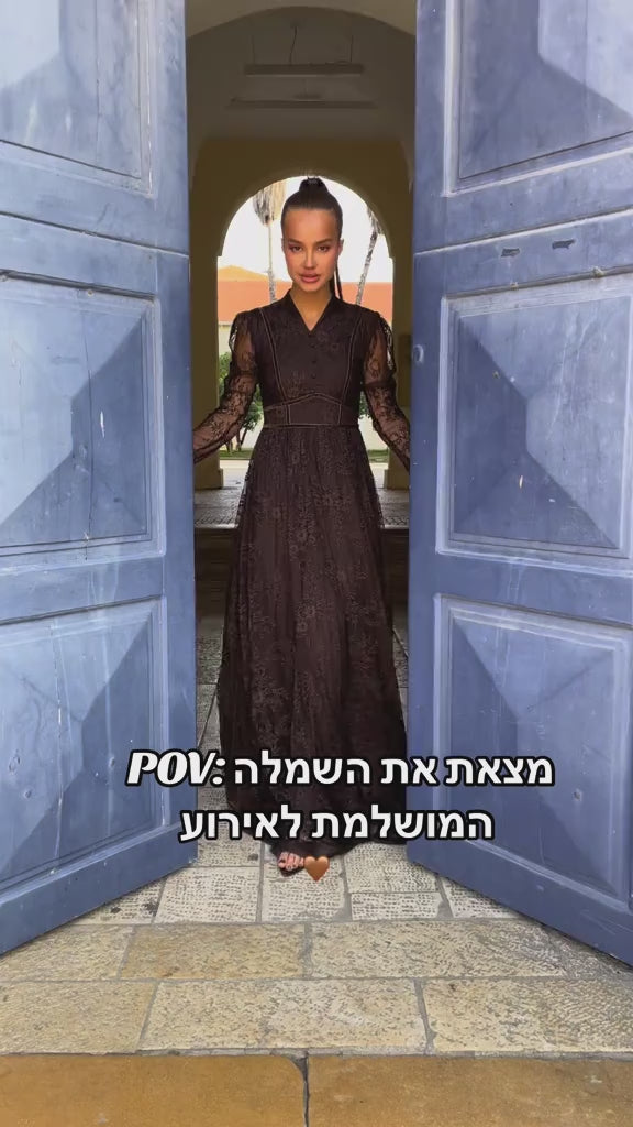 שמלת תחרה נשפכת עם צווארון וי