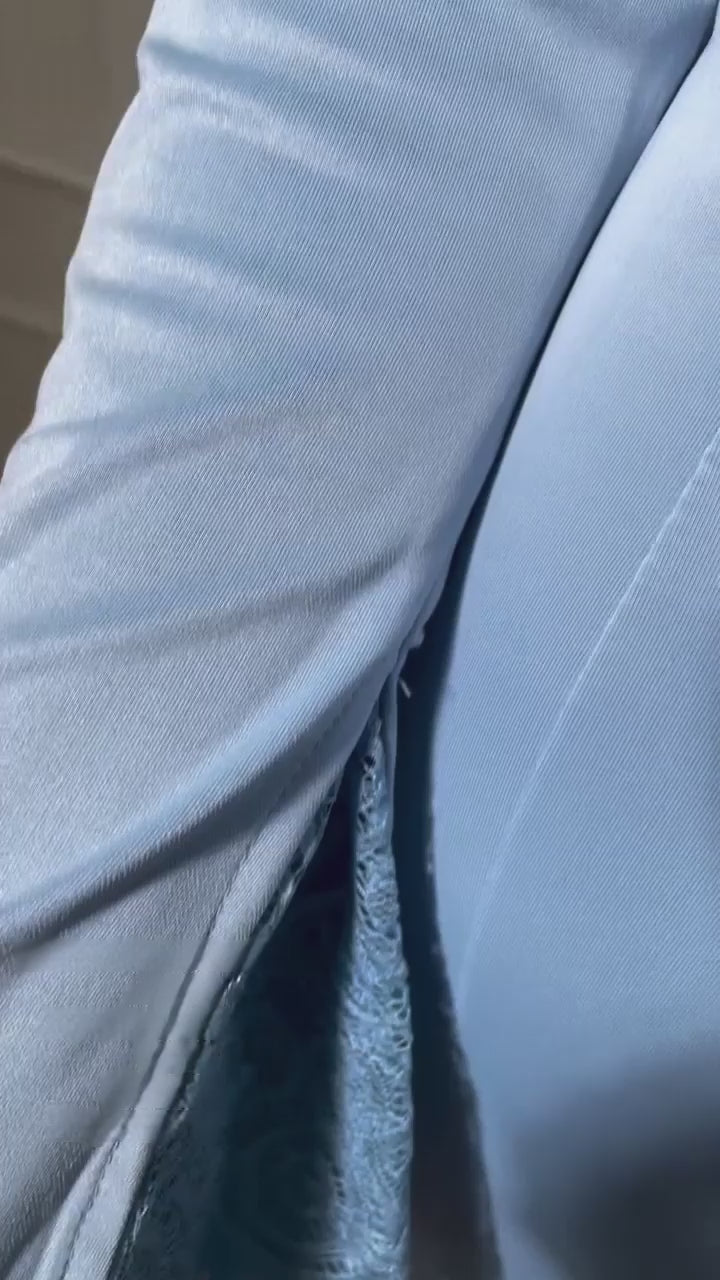 שמלה צנועה מבד מחטב בשילוב תחרה בצאוורון ובשרוולים