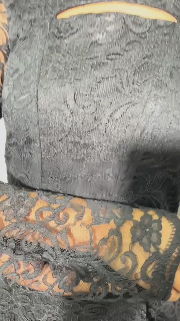שמלת תחרה קרושה עם מחוך, חצאית רחבה וצווארון