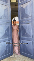 שמלת תחרה נשפכת עם צווארון וי - ורוד