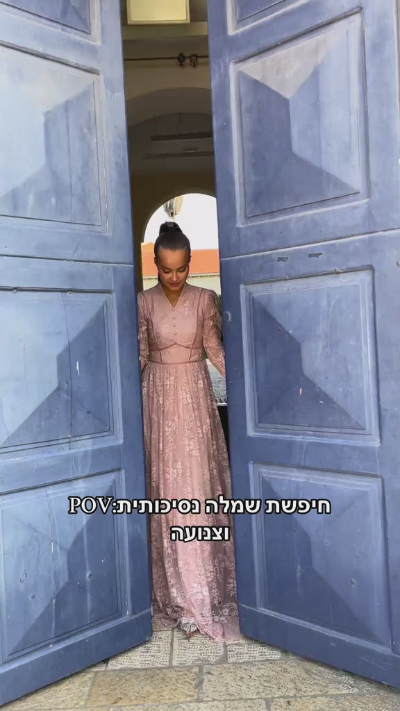 שמלת תחרה נשפכת עם צווארון וי - ורוד