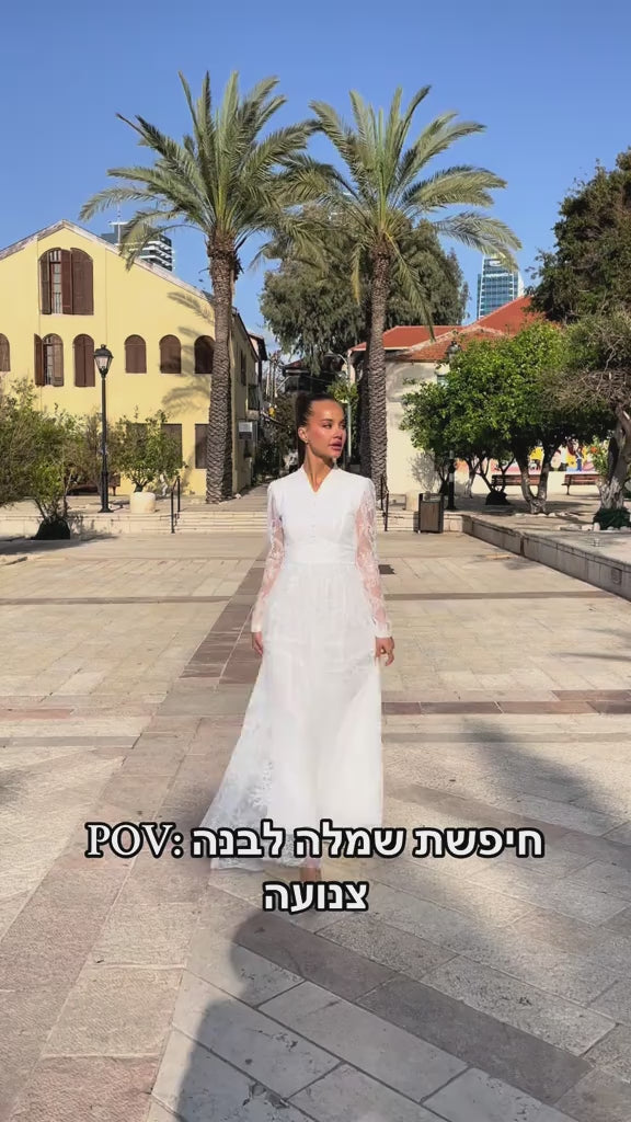 שמלת תחרה נשפכת עם צווארון וי