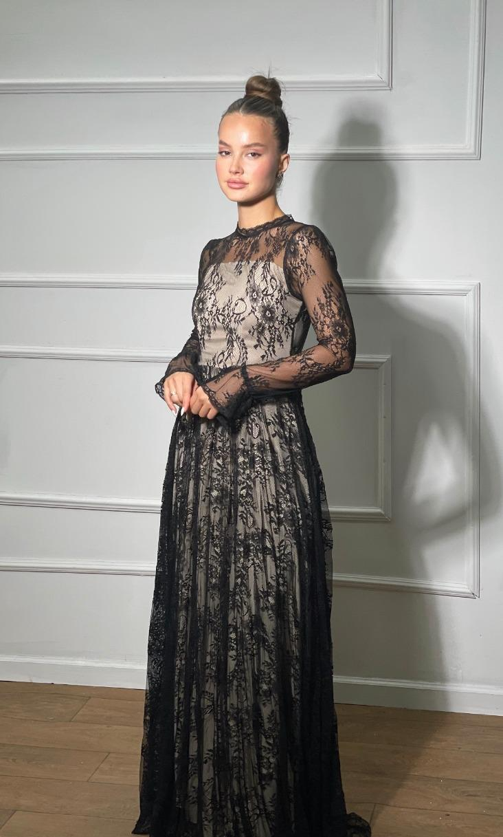 שמלת מקסי צנועה שחורה תחרה ולייקרה נשפך