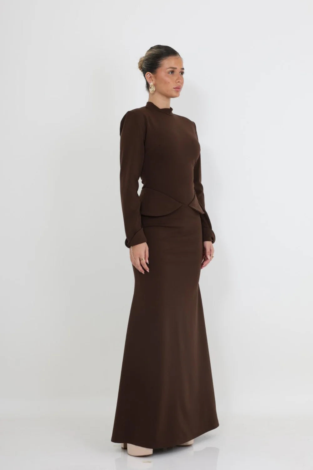 שמלת מקסי צנועה מחטבת לנשים | SLUXE - חום