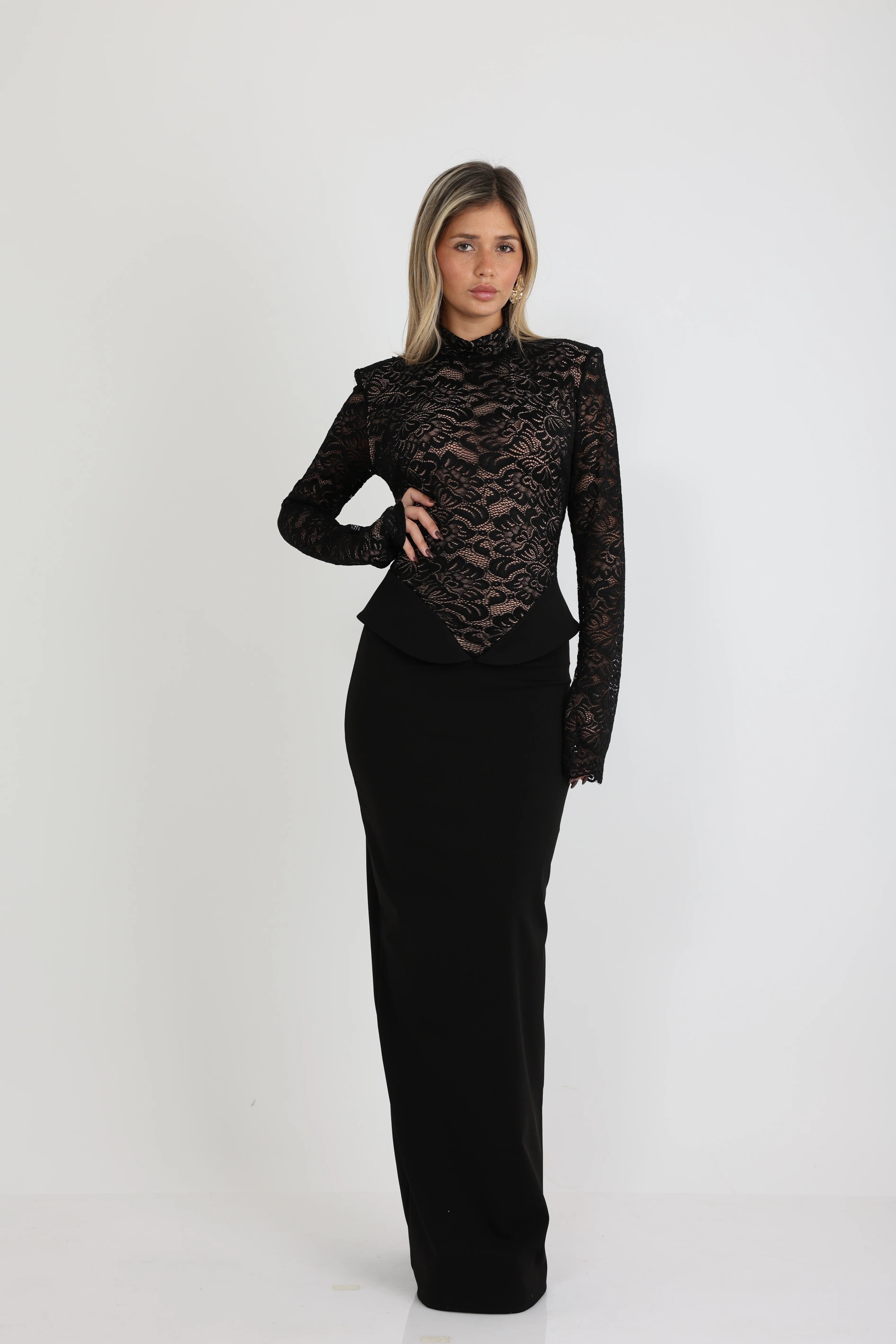 שמלה צנועה מבד לייקרה משולב תחרה