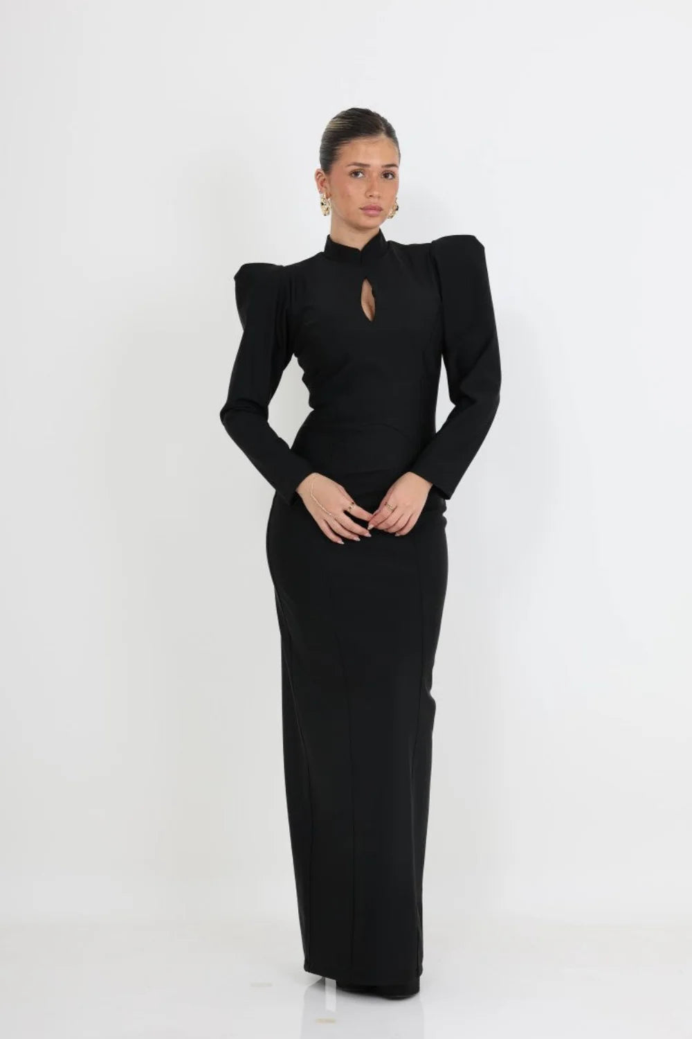 שמלת ערב צנועה מקסי עם כתפיים מודגשות שחורה