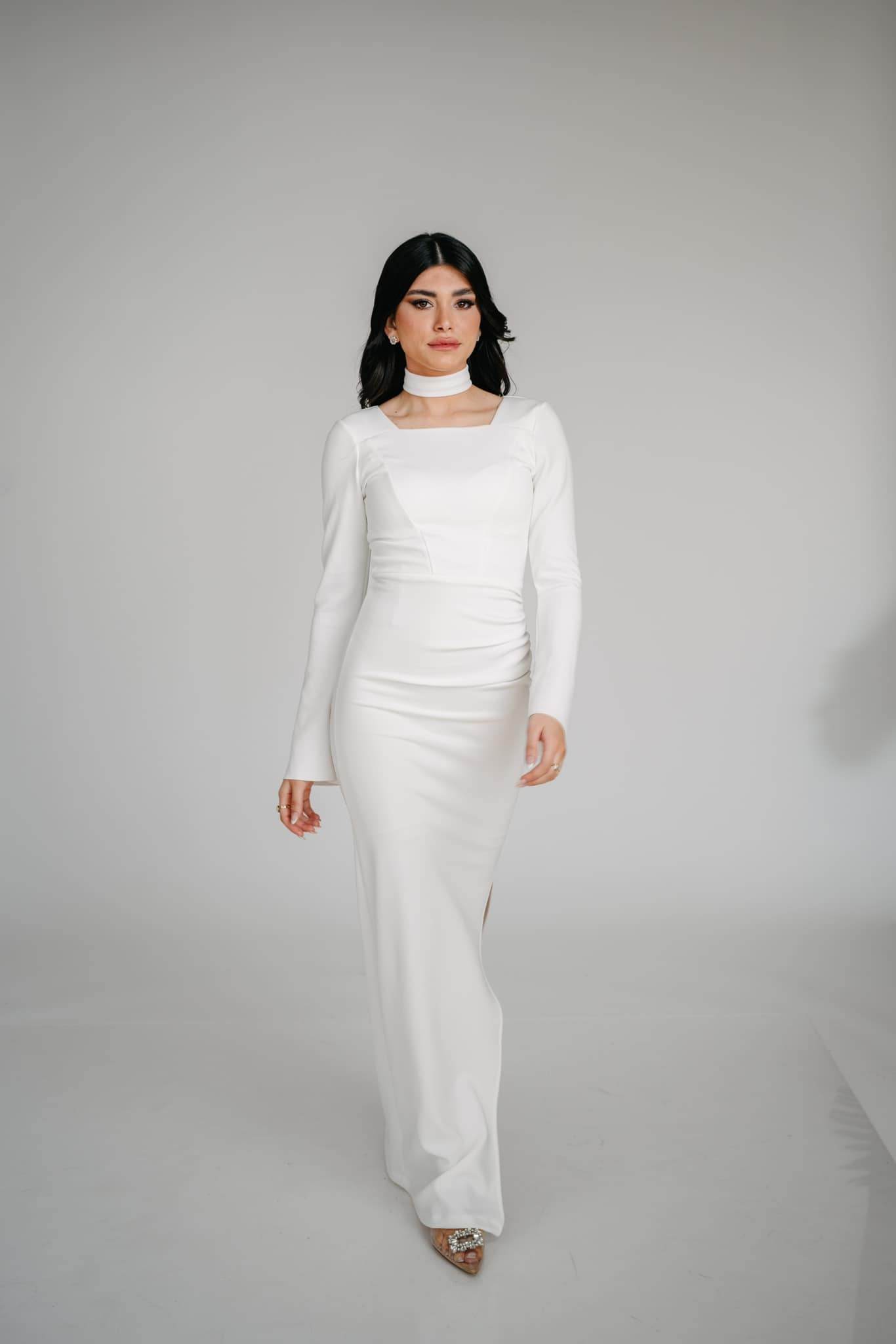 שמלת מקסי קולר צנועה ומחטבת - SLUXE -לבנה