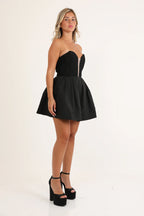 שמלת מיני סטרפלס עם גזרה מחמיאה וחצאית מתרחבת שחורה